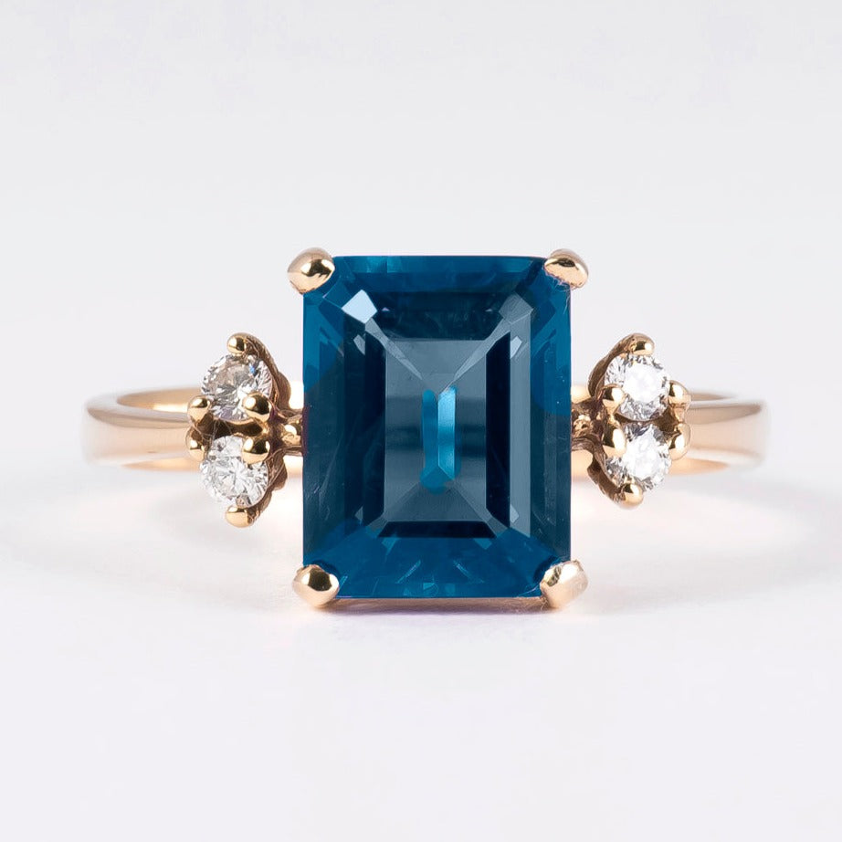 Anillo "Lucky you" Topacio London Blue y Diamantes