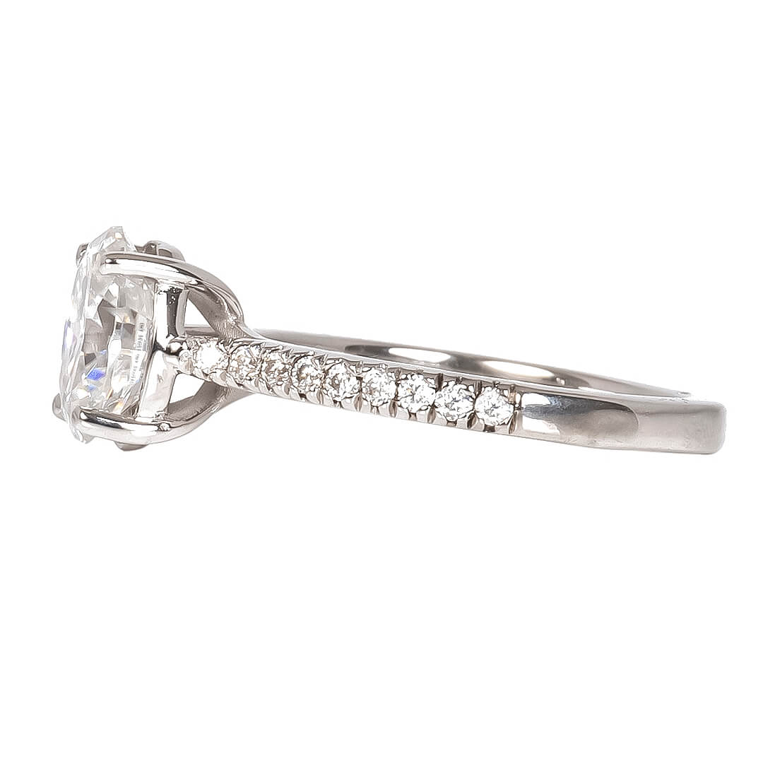 Anillo Jaqueline con Moissanita Oval 9x7mm y Laterales