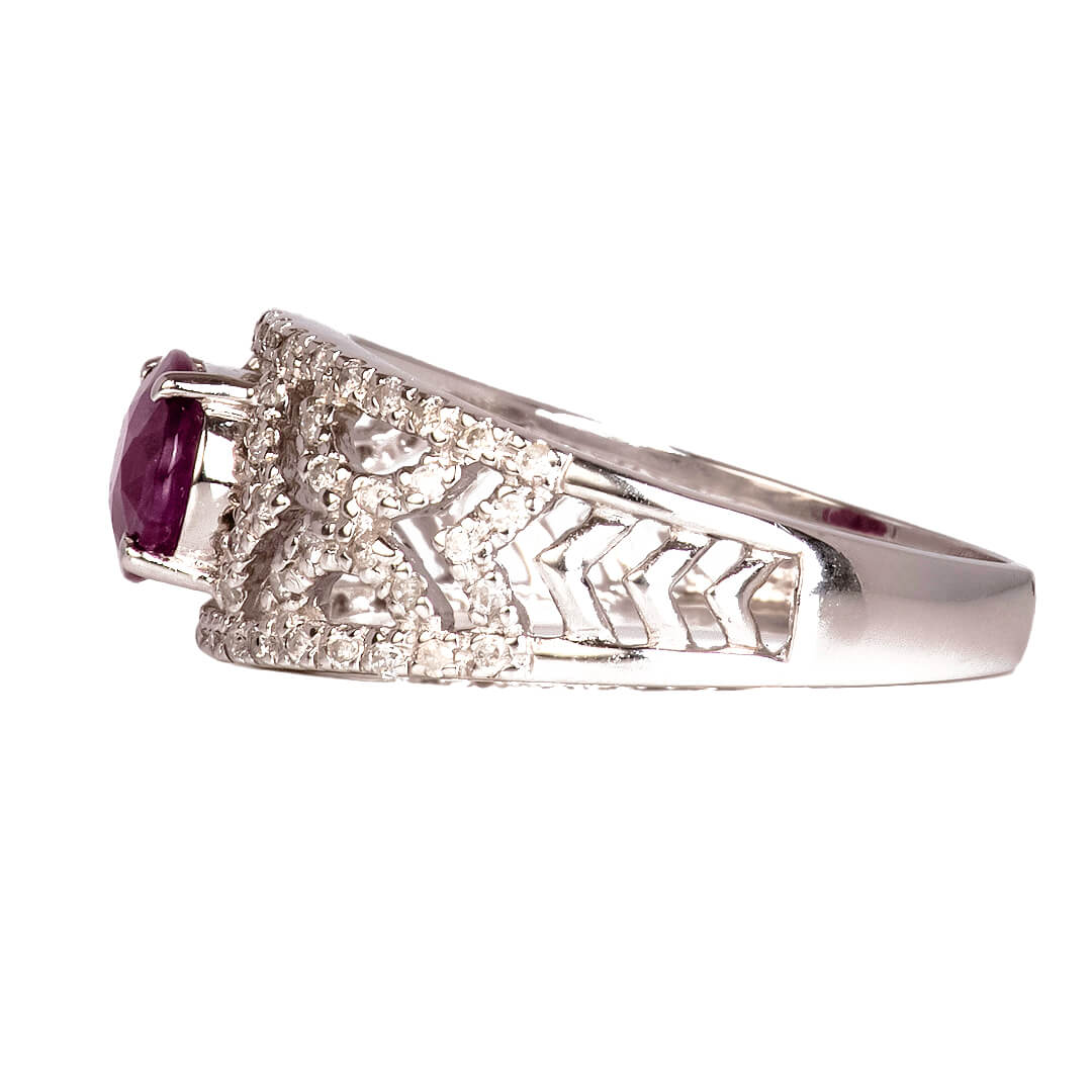 Anillo con Rubí Central 1.54qts y Diamantes Laterales 0.30qts