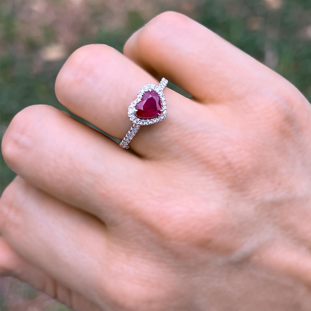 Anillo con Rubí Corazón 1.17qts