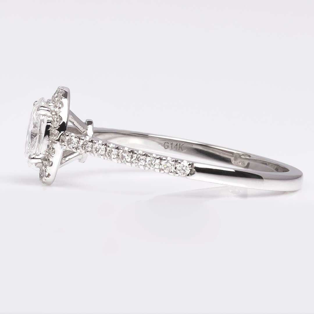 Anillo de Compromiso con Diamantes Laboratorio Corte Oval con Halo 0.50qts
