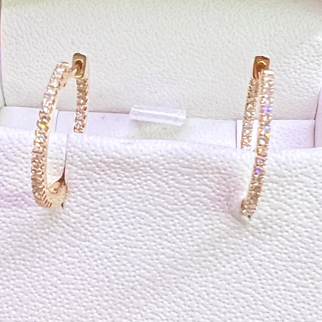 Aretes Huggies Oro Amarillo con Diamantes Naturales 0.17qts