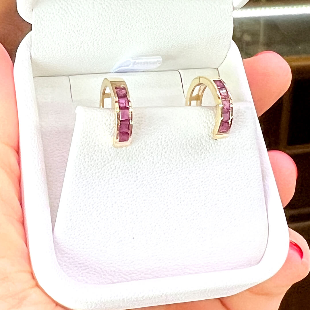 Aretes Huggies con Rubíes Naturales 14k