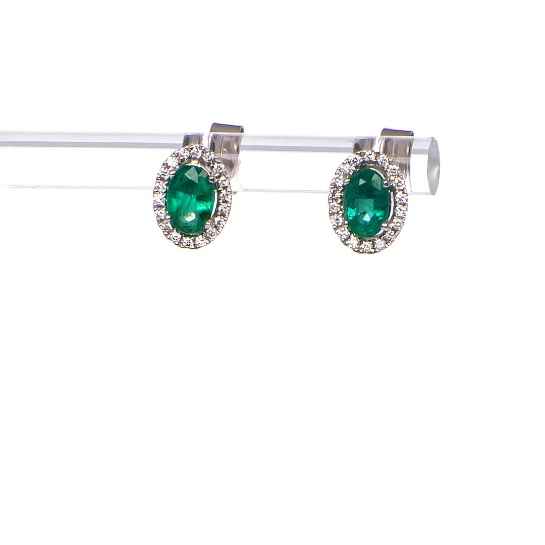 Aretes con Esmeraldas 0.75qts y Diamantes Naturales 0.15qts
