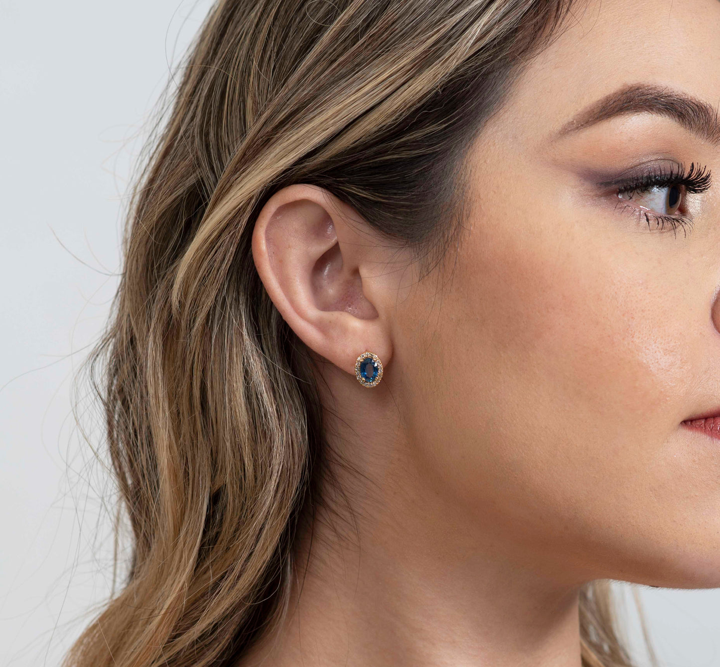 Aretes con Zafiro de 7x5mm Oval y Diamantes Naturales 0.36qts