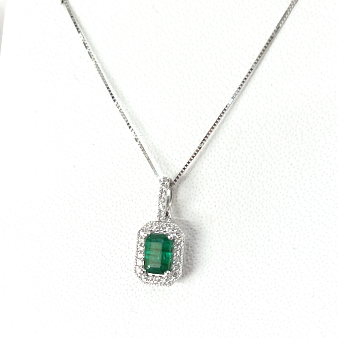 Cadena con Dije de Esmeralda Natural 0.75qts y Diamantes Naturales 0.10qts