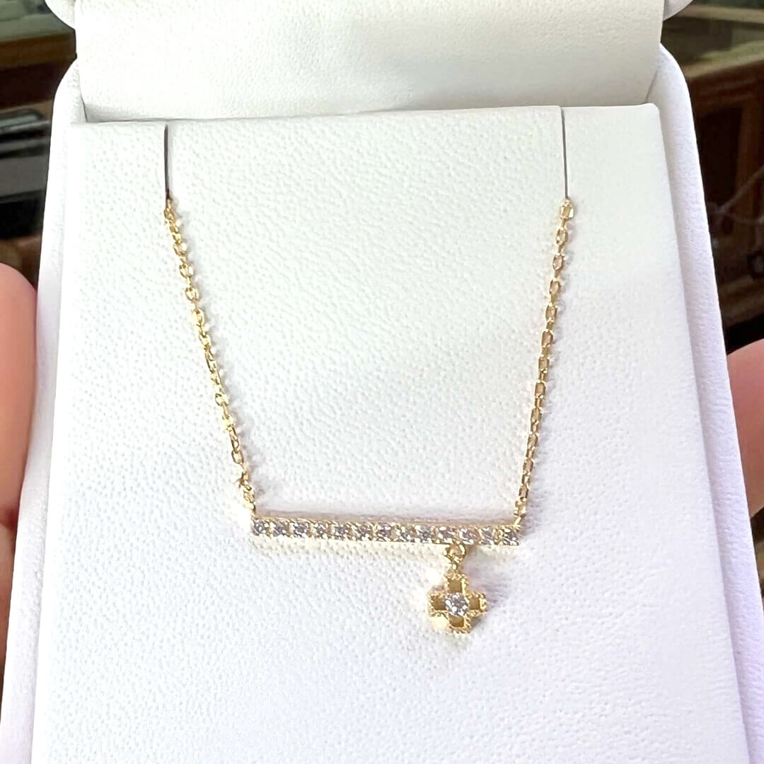 Collar en Plata Dorada con Barrita y Cruz con Circonias