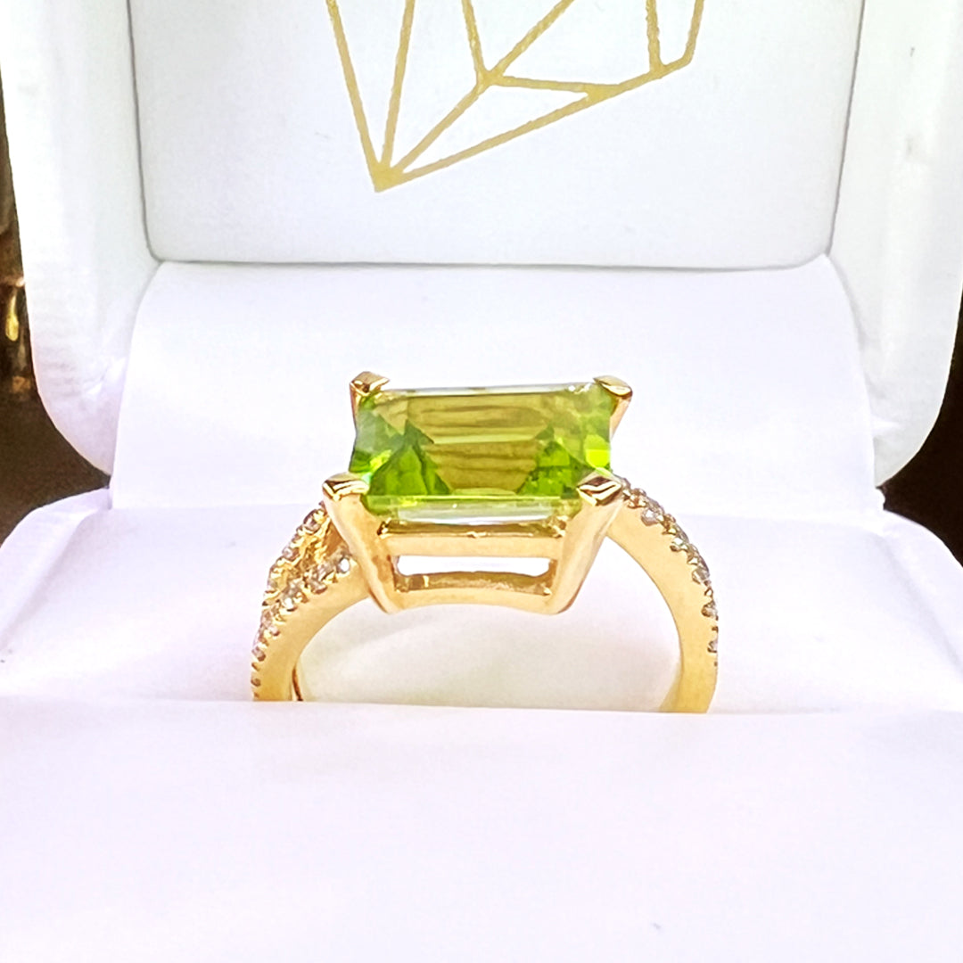 Anillo Peridoto con Corte Esmeralda y Diamantes Laterales
