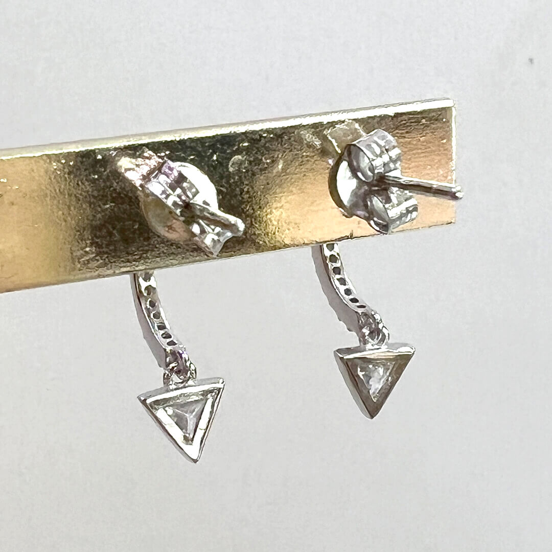 Media Arracada con Triangulito Colgante y Circonias