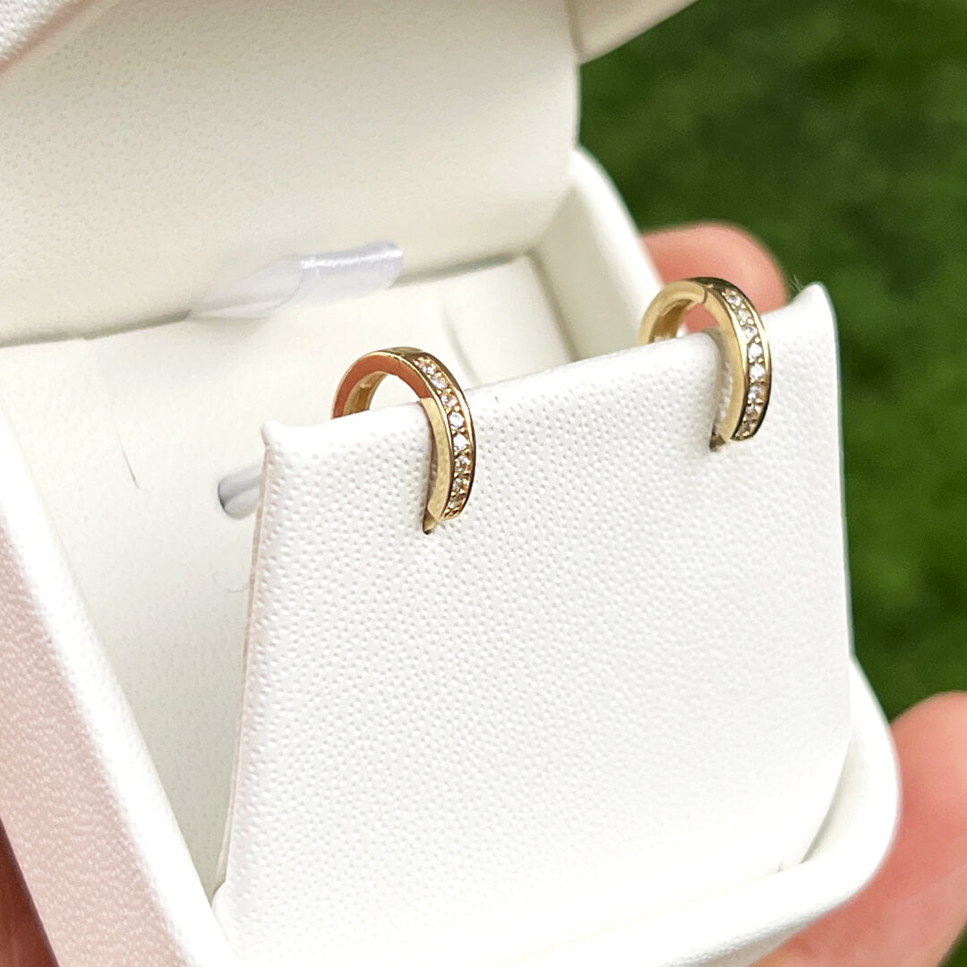 Mini Huggies con Circonias a Pave 10mm