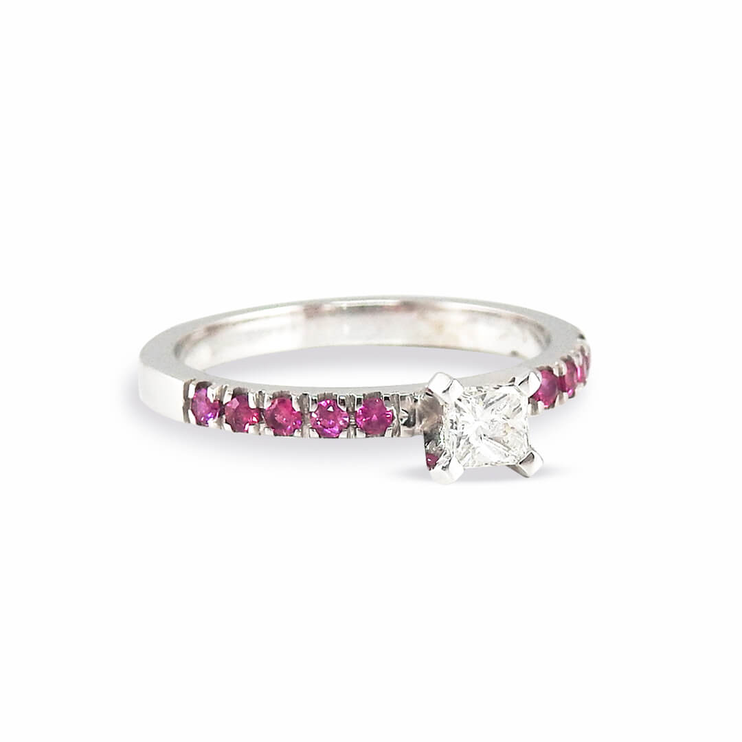 Anillo de Compromiso Princess Cut .30qts Zafiro Rosa Lateral 0.25qts