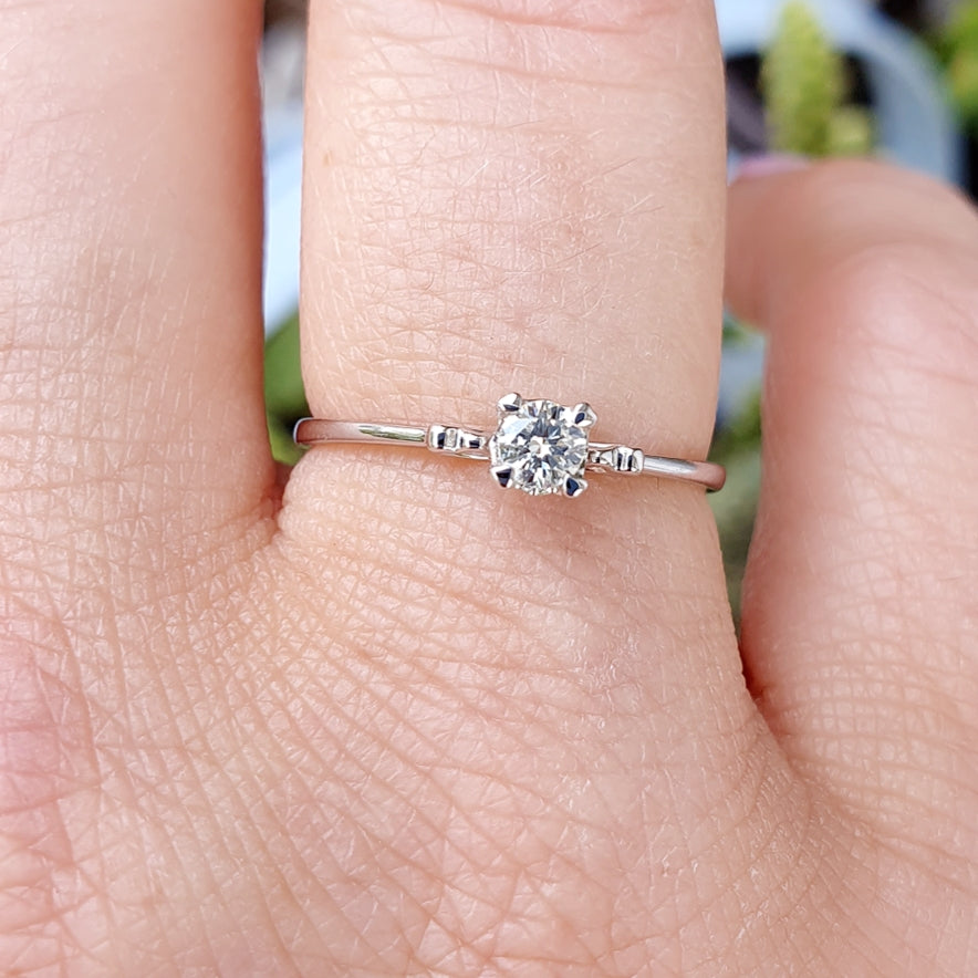 Anillo de Compromiso Solitario 0.12qts Corazones Laterales