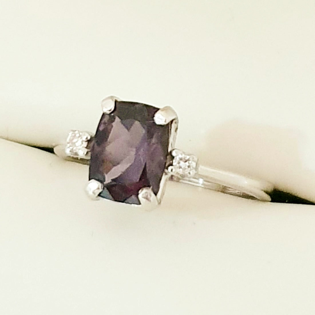 Espinela Morada con Diamantes