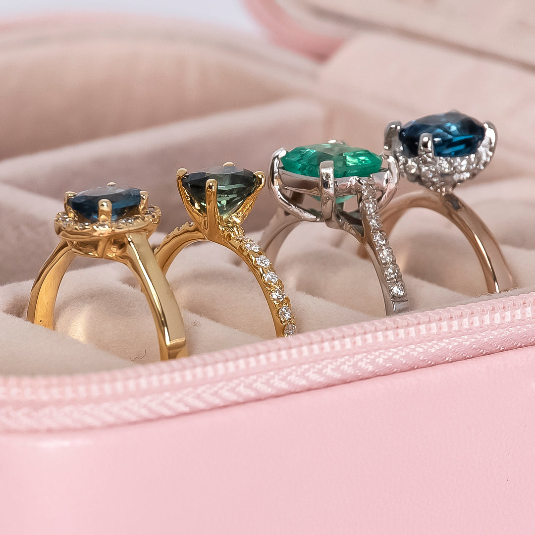 Anillo Lana con "London Blue Topaz" oval con Diamante laterales