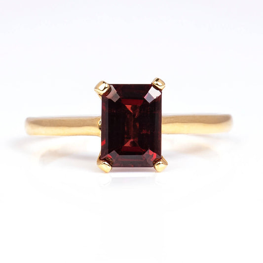 Anillo Granate Corte Esmeralda de 7x5mm