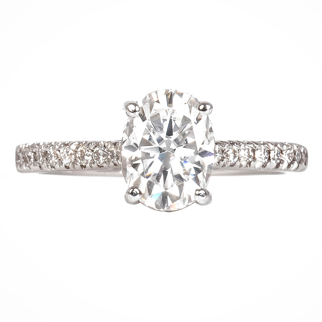 Anillo Jaqueline con Moissanita Oval 9x7mm y Laterales