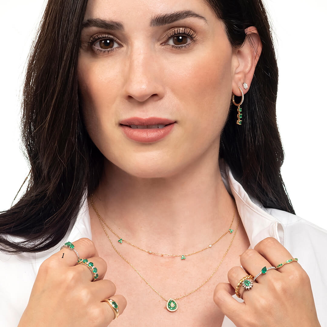 Anillo con Dos Esmeraldas Corte Esmeralda y Pera 5x3mm y Diamantes Laterales 0.02qts