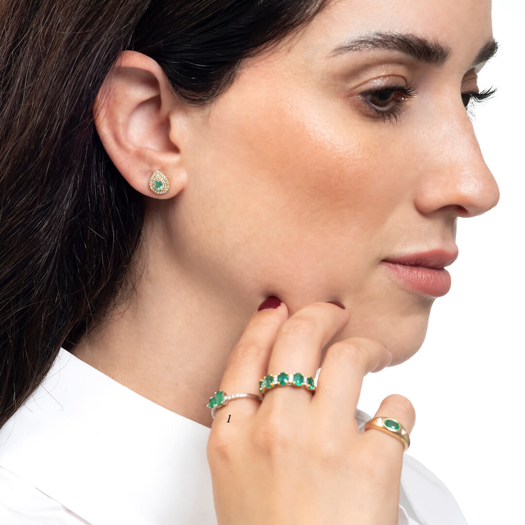 Anillo con Dos Esmeraldas Corte Esmeralda y Pera 5x3mm y Diamantes Laterales 0.02qts