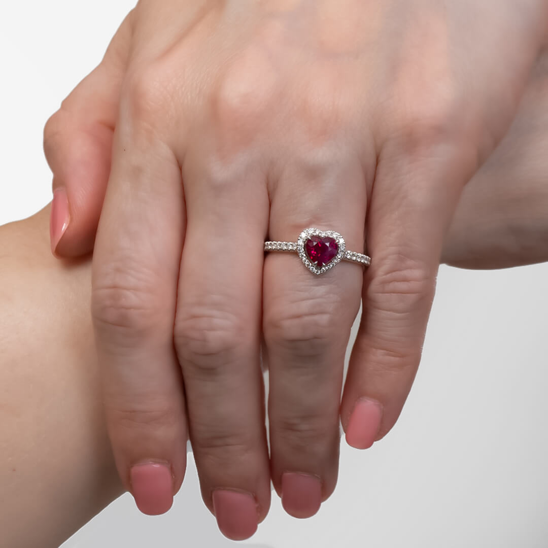 Anillo con Rubí Corazón 1.17qts