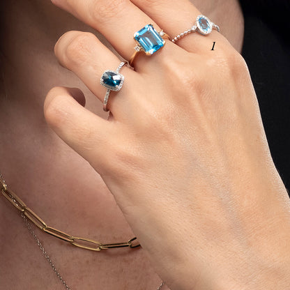 Anillo con Topacio Swiss Blue Corte Oval y Diamantes 0.10qts con Brazos Bolitas
