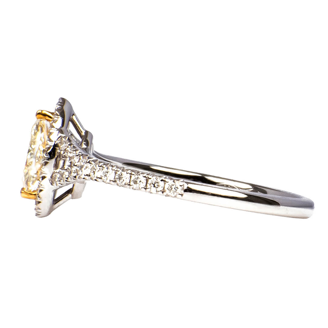 Anillo con Diamante Amarillo Marquise y Halo de Diamantes Naturales