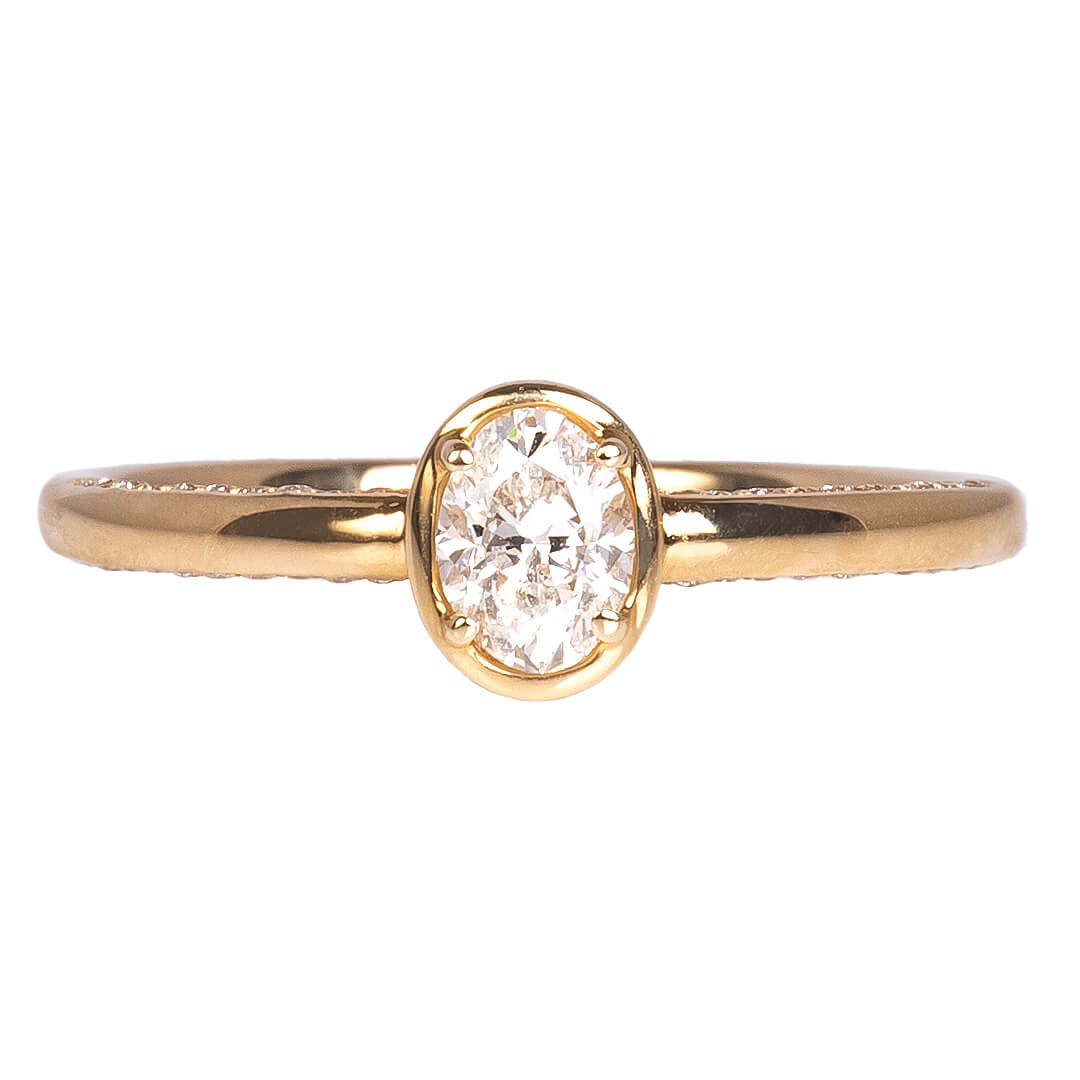 Anillo con Diamante Natural Corte Oval y Bisel Liso 0.30qts y Laterales 0.10qts