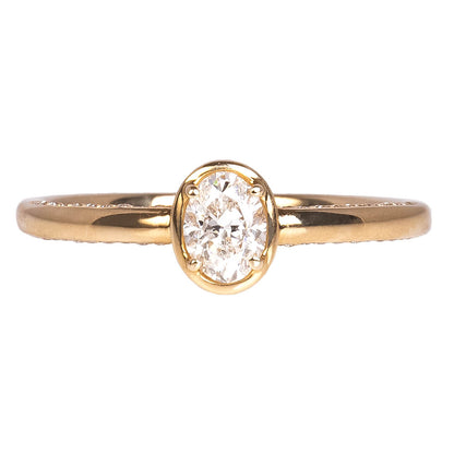 Anillo con Diamante Natural Corte Oval y Bisel Liso 0.30qts y Laterales 0.10qts