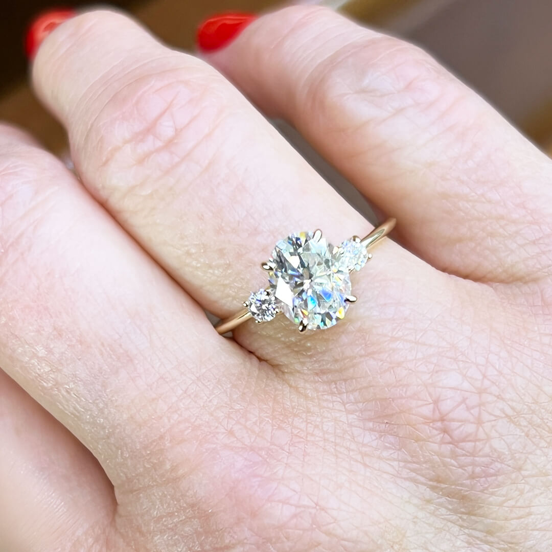 Anillo con Moissanita Corte Oval 2.00qts y Laterales 0.10qts