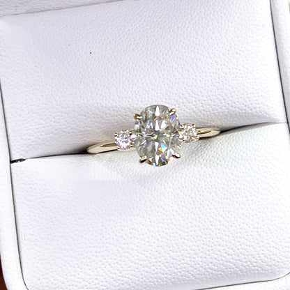 Anillo con Moissanita Corte Oval 2.00qts y Laterales 0.10qts