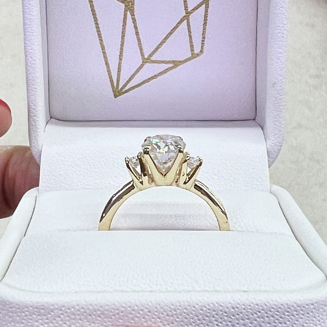 Anillo con Moissanita Corte Oval 2.00qts y Laterales 0.10qts