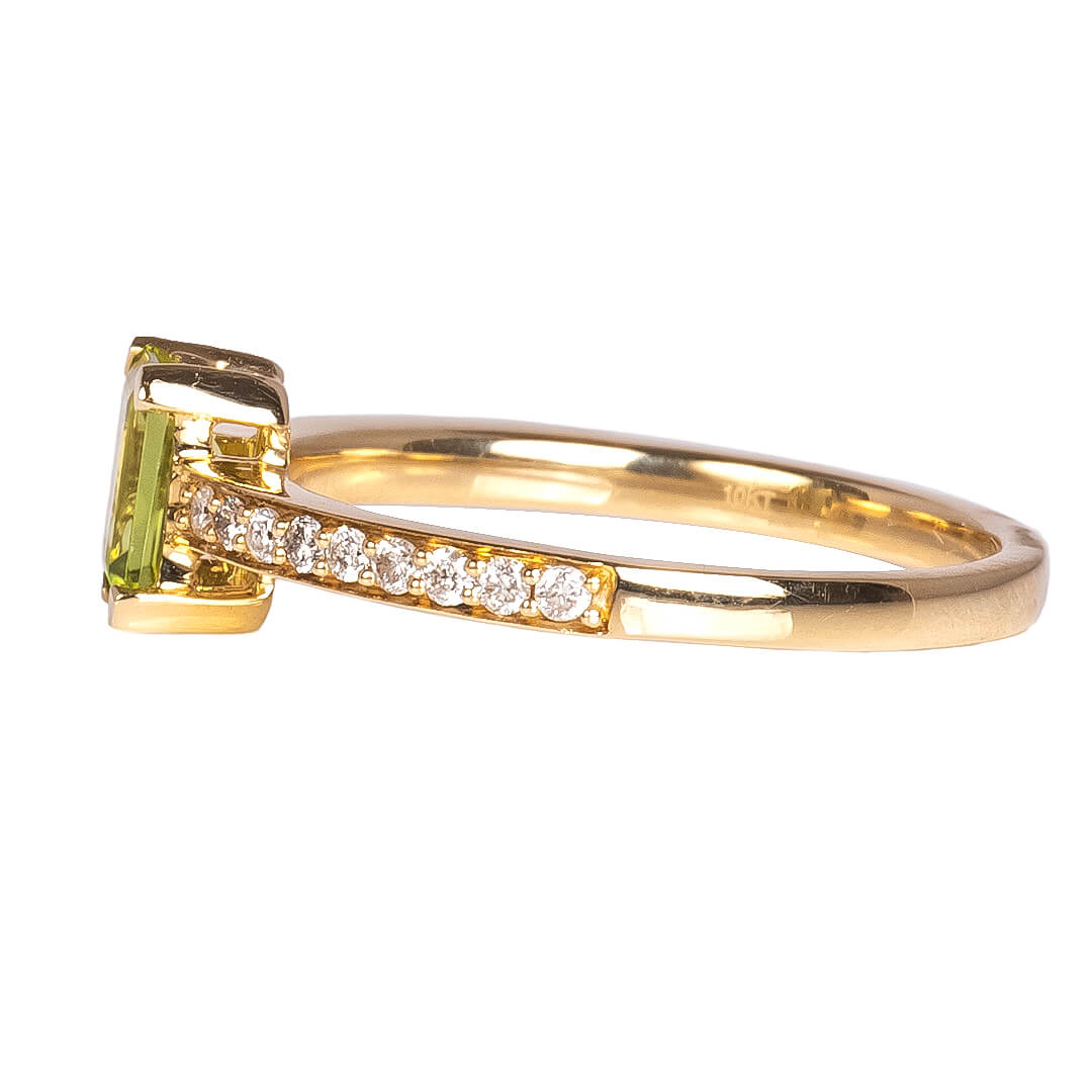 Anillo con Peridoto 0.55qts y Diamantes Laterales 0.17qts