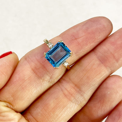 Anillo con Topacio Swiss Blue 14k