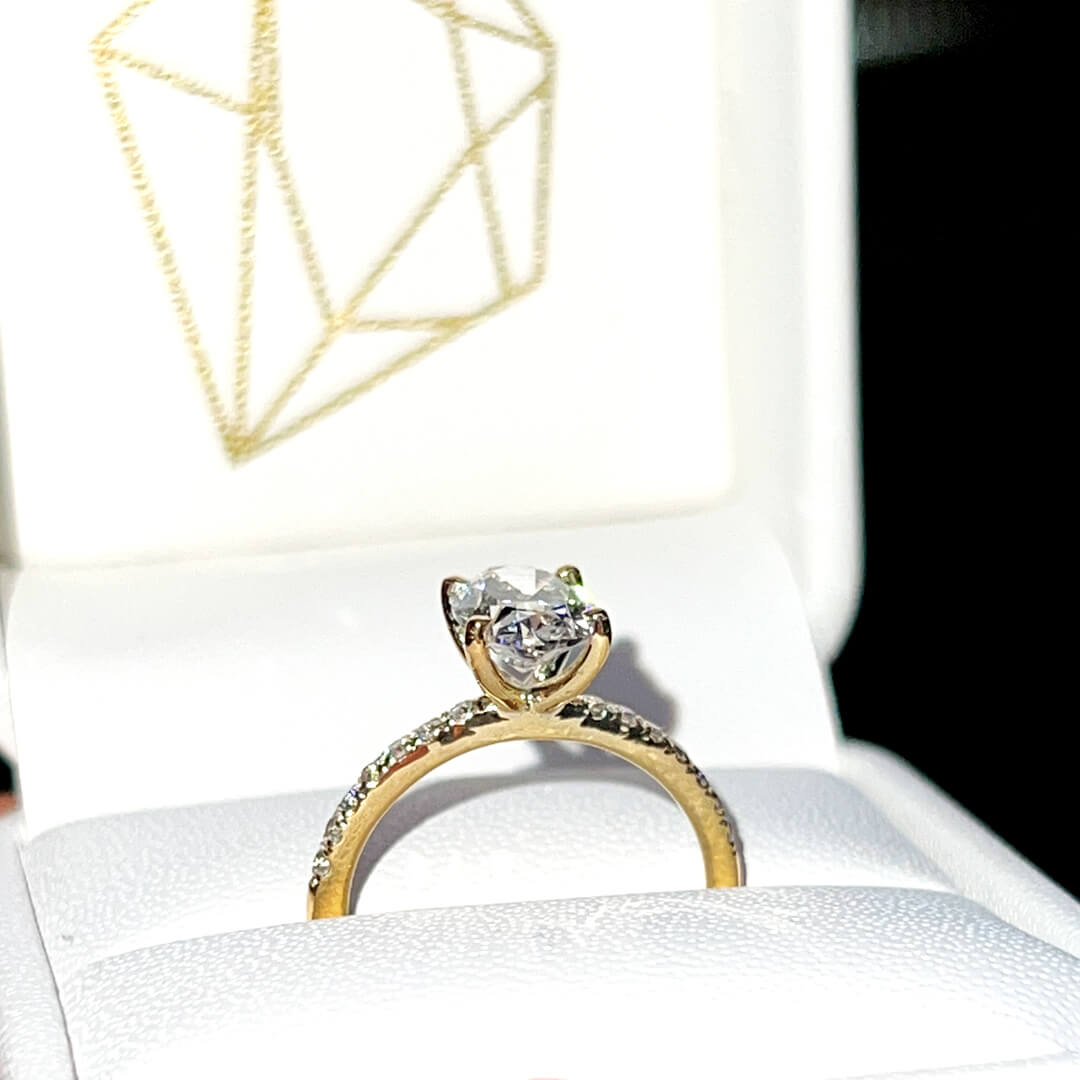 Anillo de Compromiso con Diamante de Laboratorio Corte Oval 1.72qts