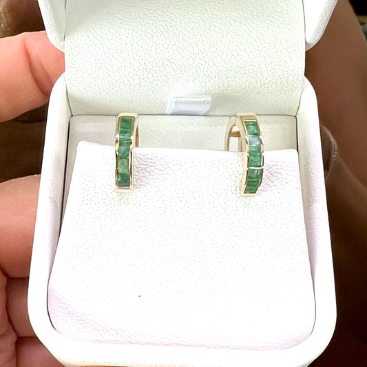 Aretes Huggies con Esmeraldas Naturales 14k