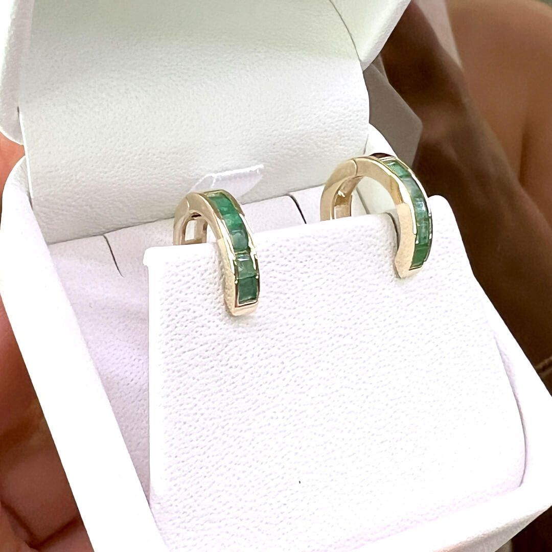 Aretes Huggies con Esmeraldas Naturales 14k