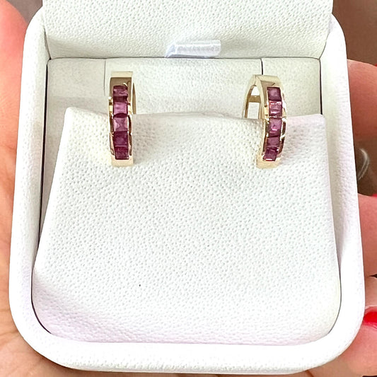 Aretes Huggies con Rubíes Naturales 14k