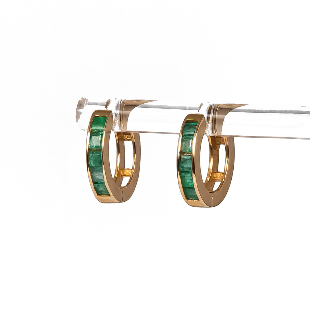 Aretes Huggies con Esmeraldas Naturales 14k