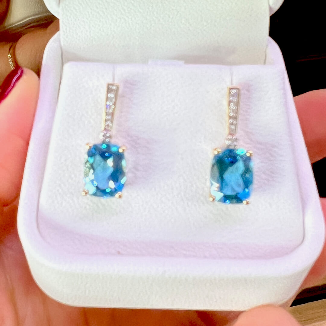 Aretes con Topacio Swiss Blue y Diamantes Naturales 0.08qts