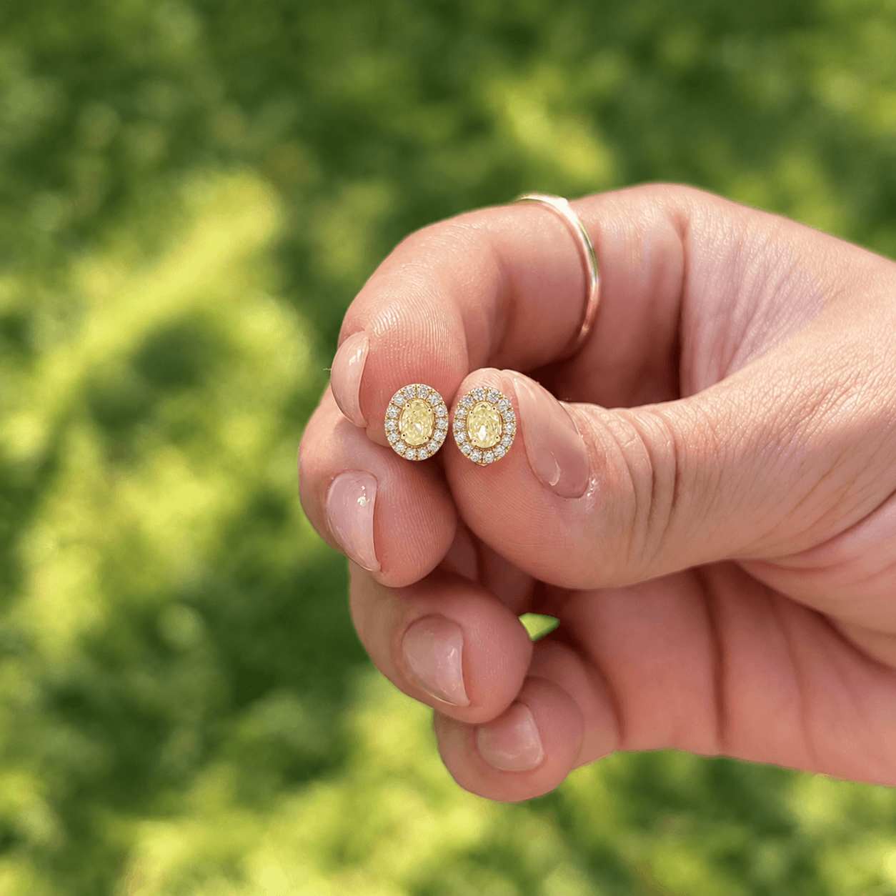 Aretes de Diamantes Naturales Ovales con Halo