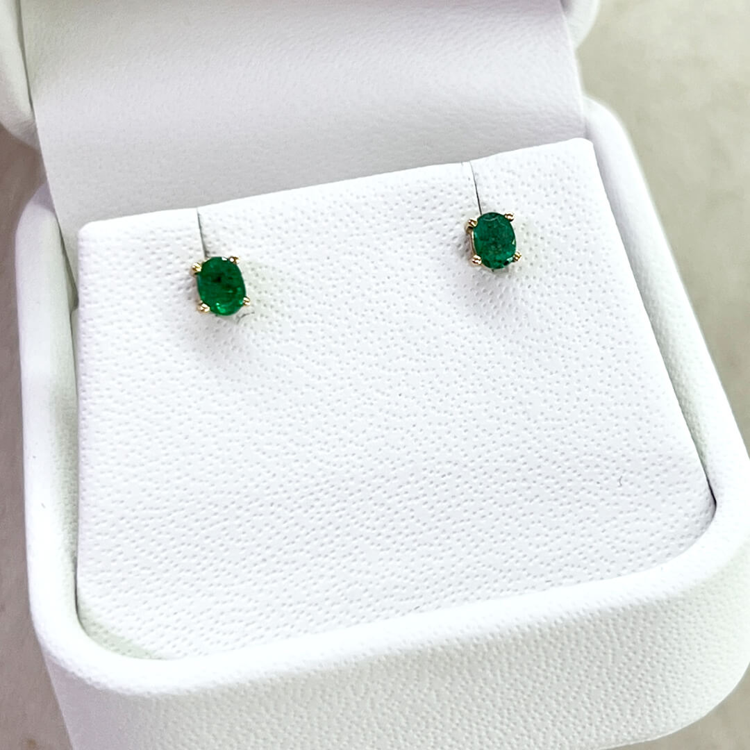 Aretes tipo Stud con Esmeraldas Naturales 0.45qts