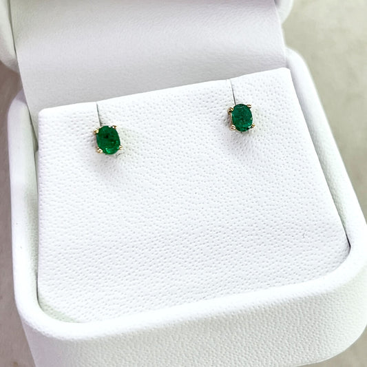 Aretes tipo Stud con Esmeraldas Naturales 0.45qts