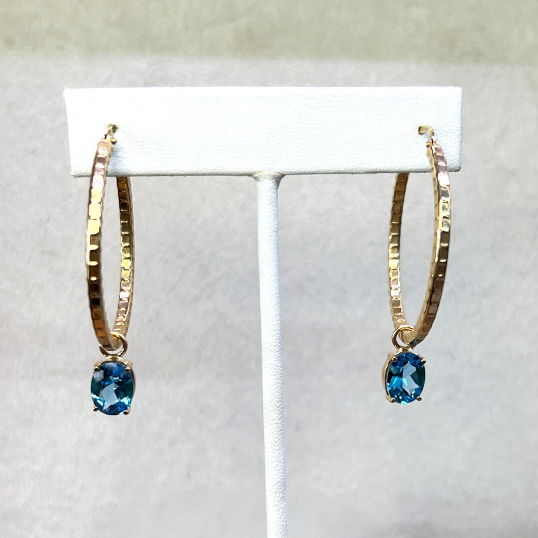 Arracada de Tubo Facetado con Dije de Topacio