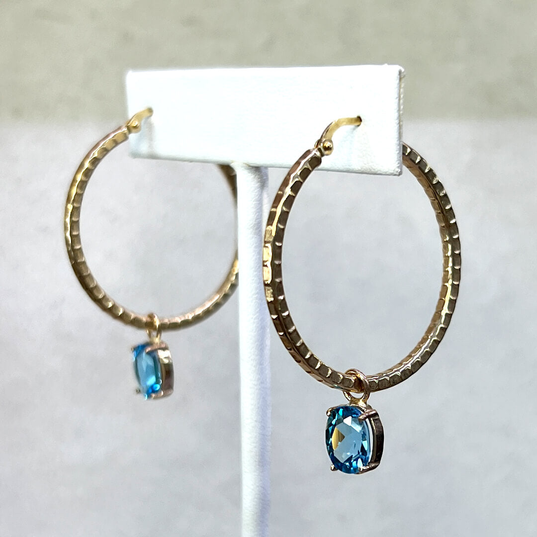 Arracada de Tubo Facetado con Dije de Topacio