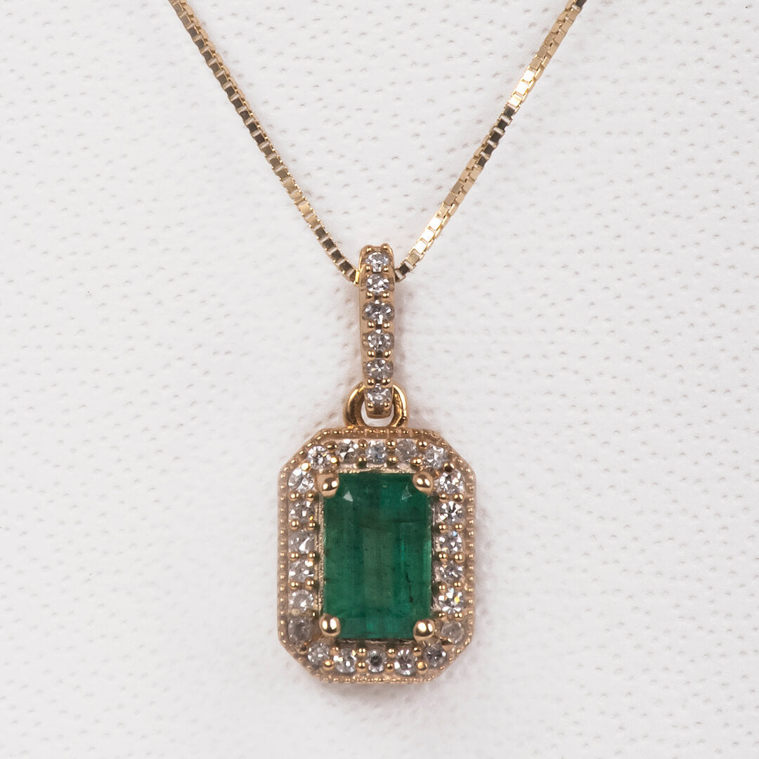 Cadena con Dije de Esmeralda Natural 0.22qts y Diamantes Naturales 0.09qts