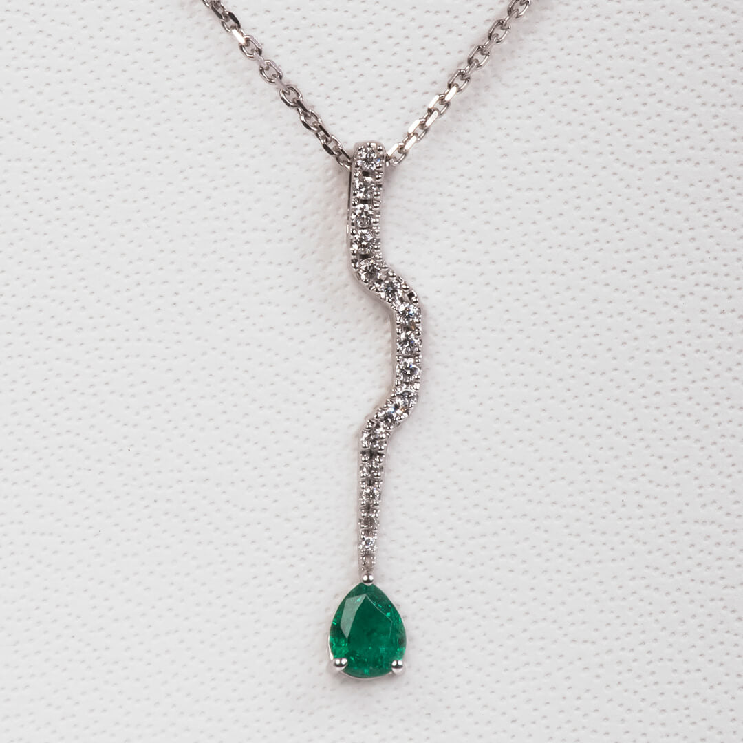 Cadena con Dije de Esmeralda Natural 0.30qts y Diamantes Naturales 0.12qts