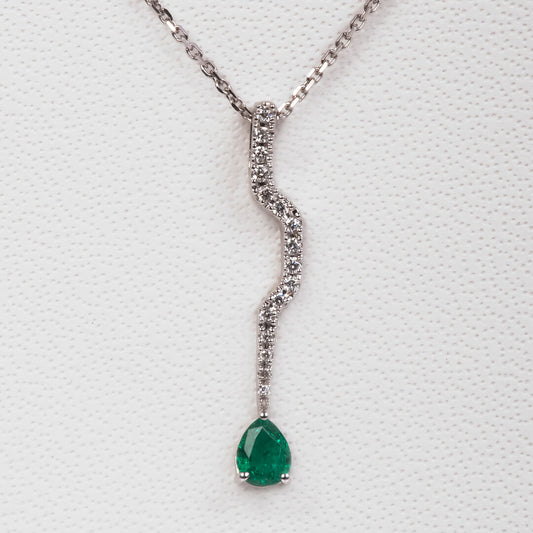 Cadena con Dije de Esmeralda Natural 0.30qts y Diamantes Naturales 0.12qts