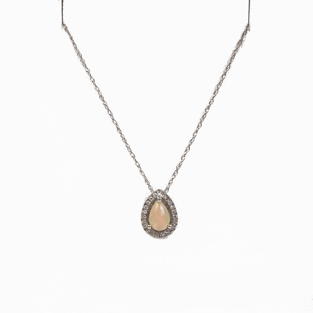 Dije con Ópalo 0.34qts y Diamantes Naturales 0.07qts y Cadena