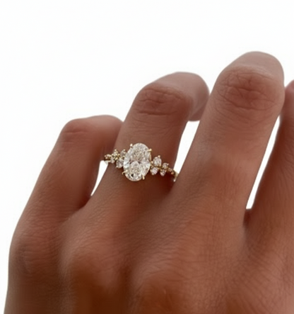 Anillo 14k con Diamante de Laboratorio Corte Oval 2.10qts y laterales