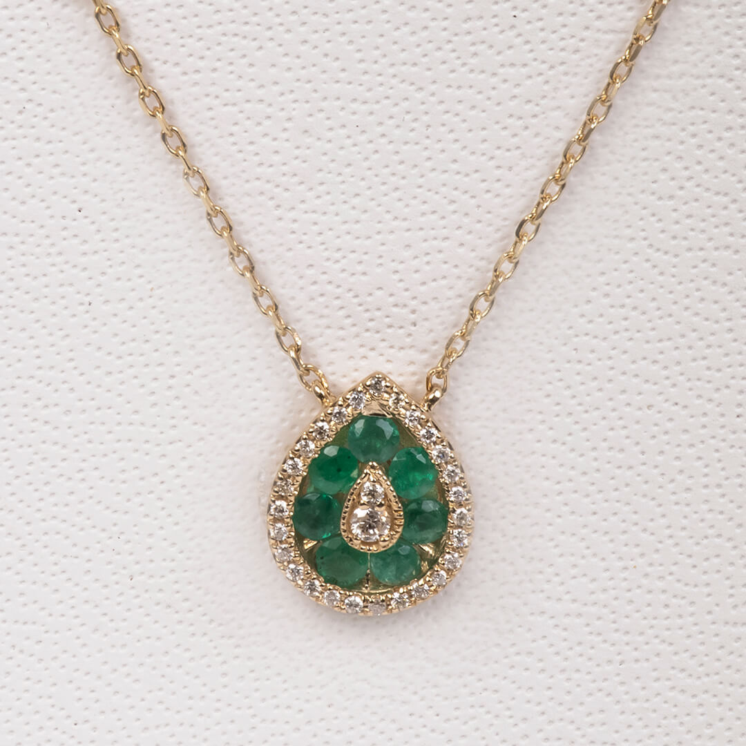 Collar con Dije de Esmeralda 0.60qts forma de Gota y Diamantes 0.15qts
