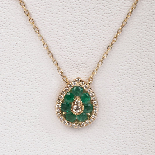 Collar con Dije de Esmeralda 0.60qts forma de Gota y Diamantes 0.15qts